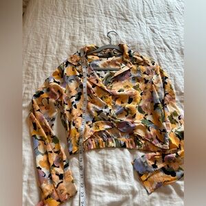 Happy and elegant yellow cropped blouse.